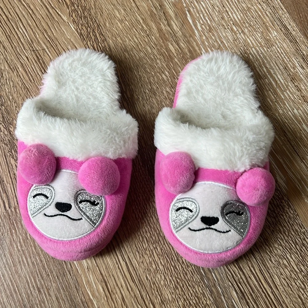 Adorable pink panda slippers girls 11/12. Excellent condition.